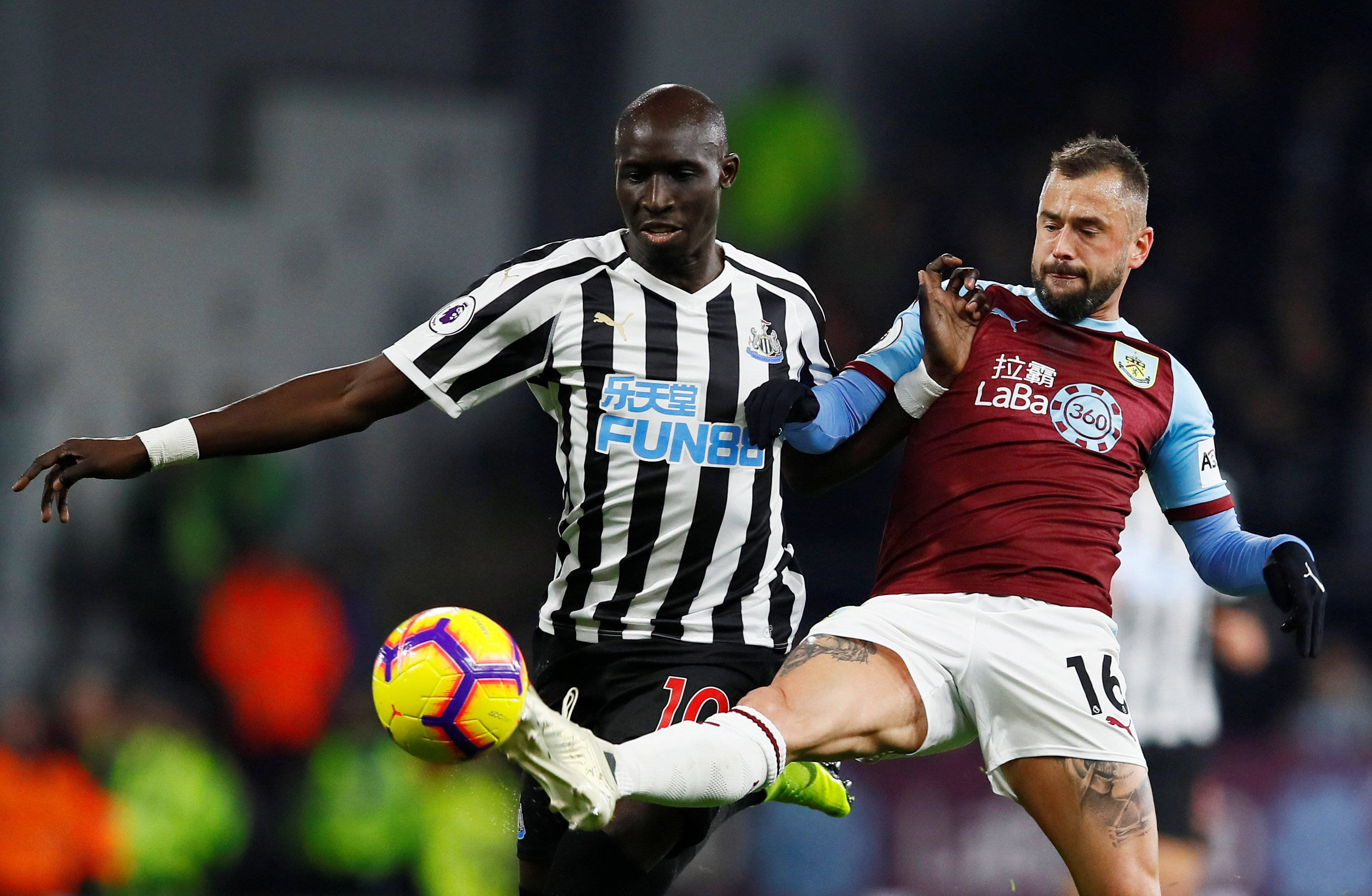 [国内足球]冯劲角球开出 李圣龙头球扩大比分