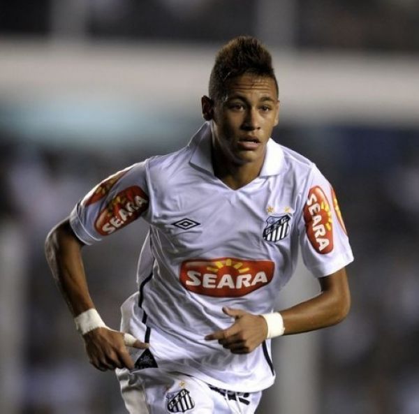 伯恩利vs曼联：凯尔-沃克、布罗亚首发，布鲁诺-费尔南德斯、卡塞米罗出战